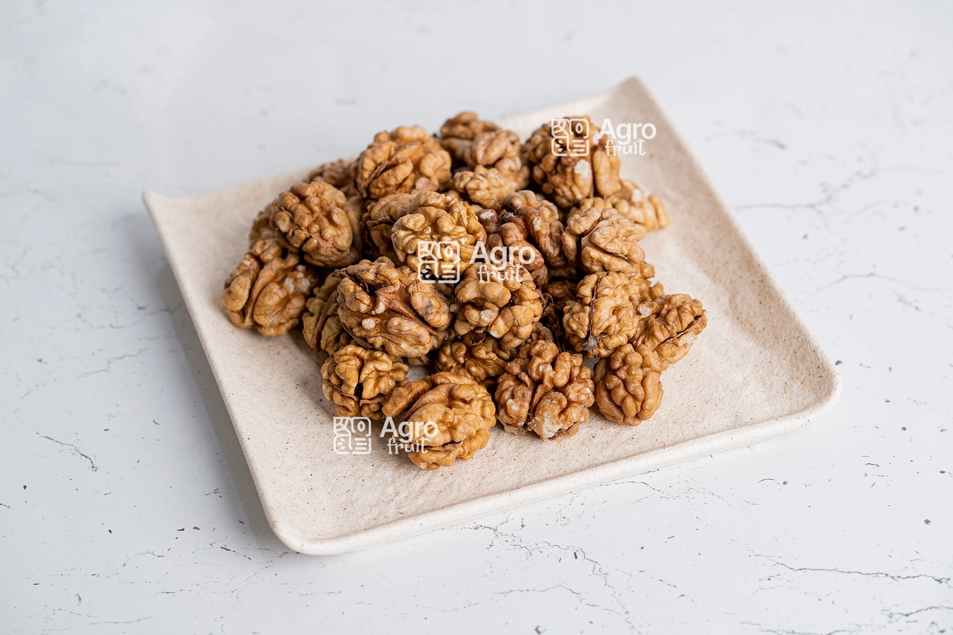 来自生产商的核桃仁批发— 高品质坚果